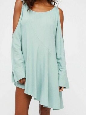 NWT FREE PEOPLE SzM CLEAR SKIES
ASYMETRIC HEM COLD SHOULDER TUNIC DRESS